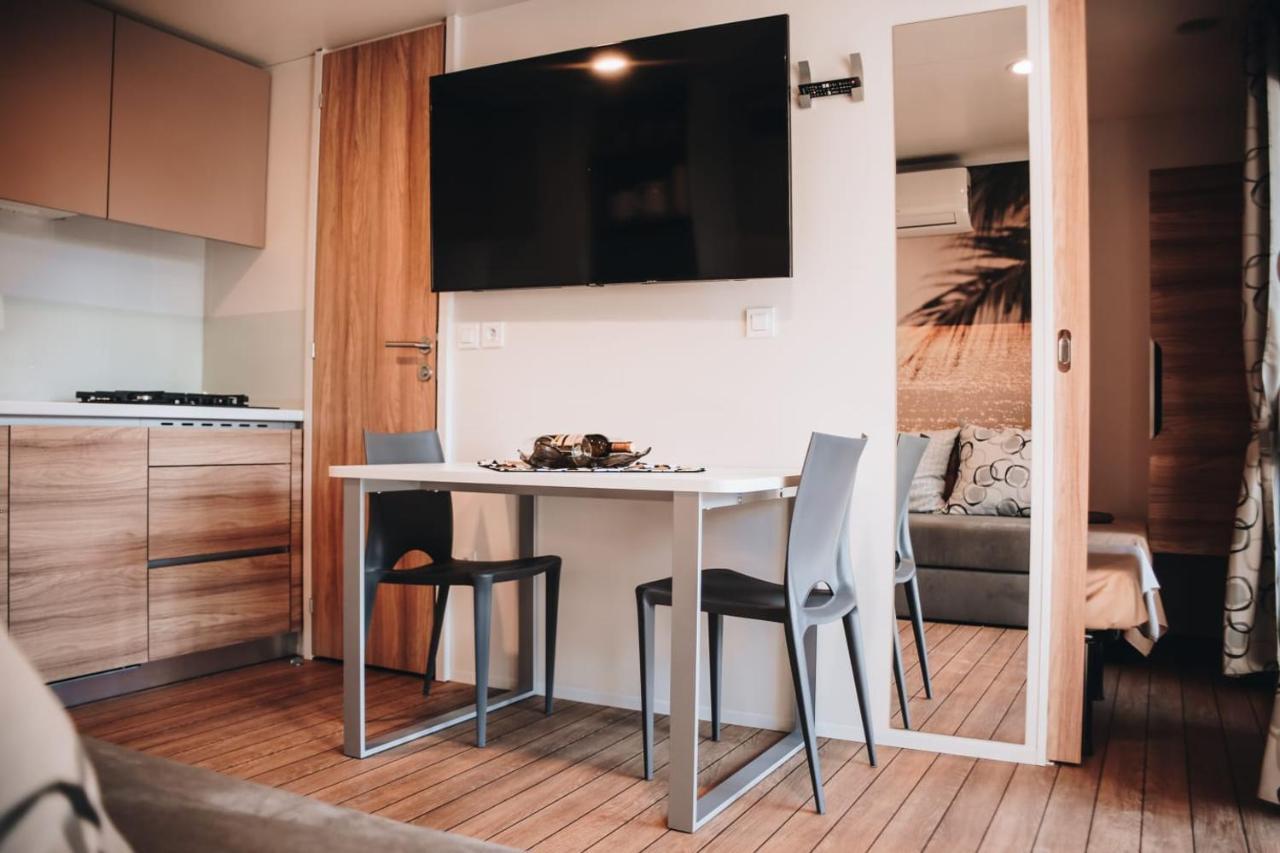 Mobile Home Kailani Nr 121, Camping Porton Biondi Rovinj Exterior foto